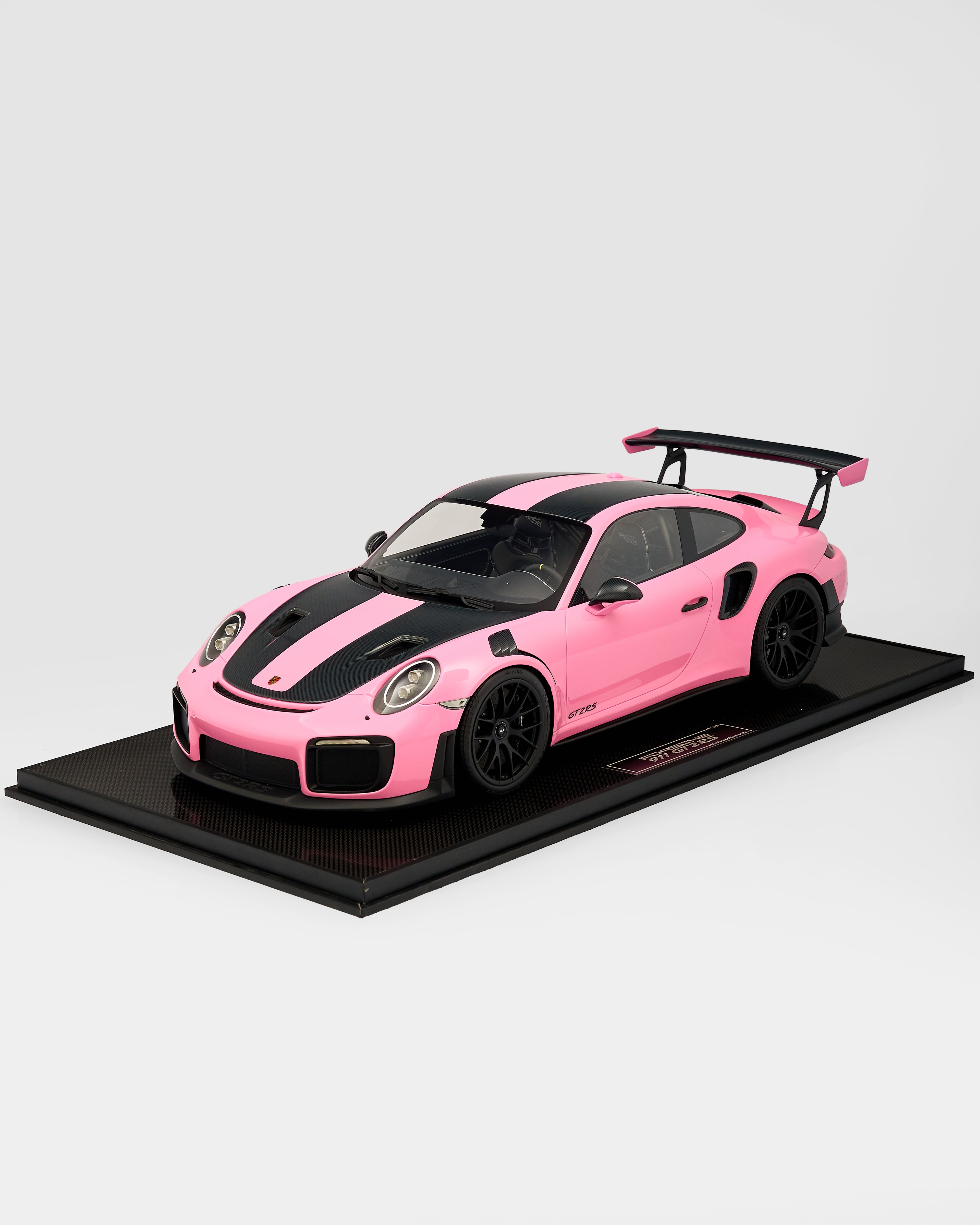 Porsche 911 GT2RS Gloss Pink Limited Edition (01/20)1:8 Scale Model
