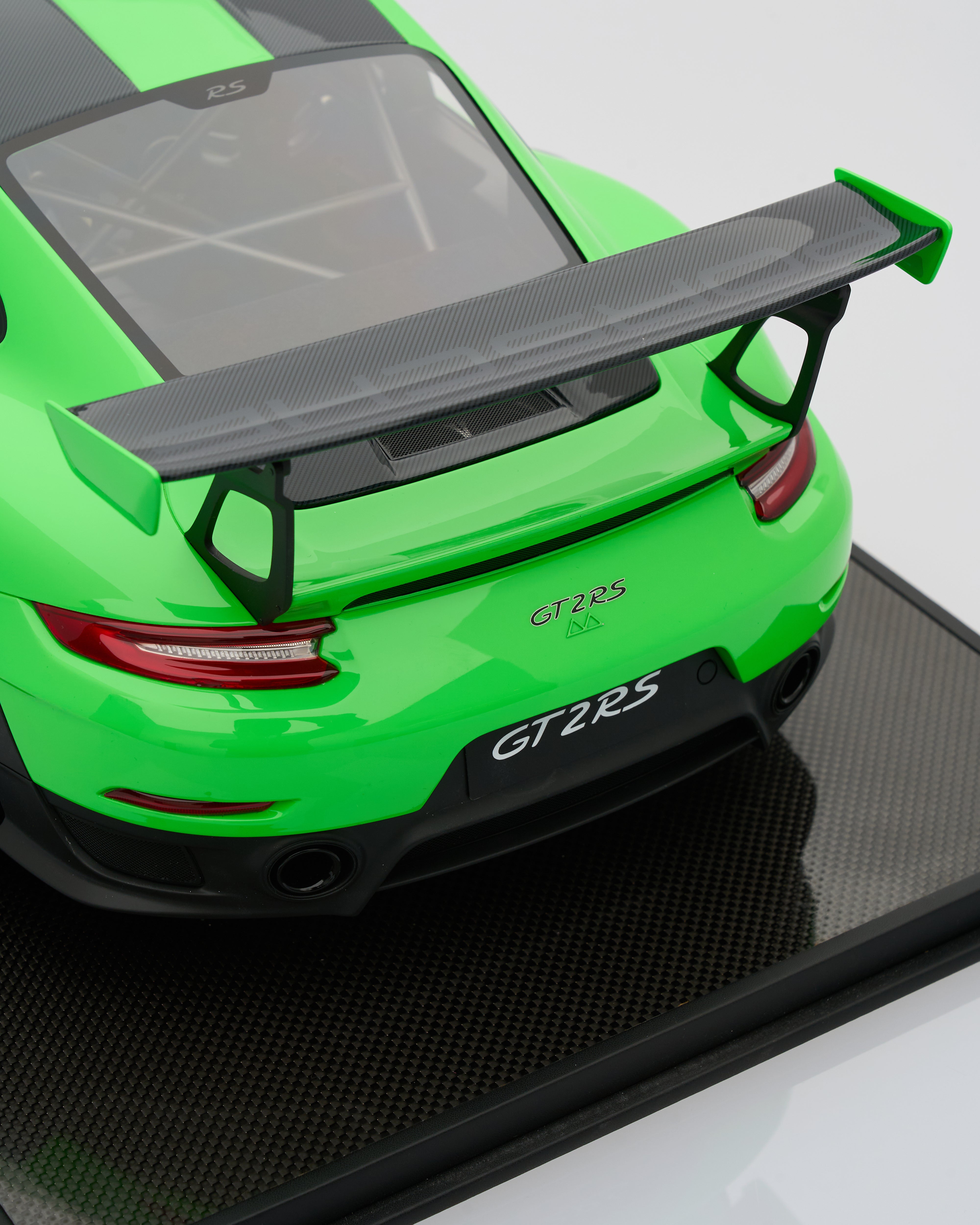 Porsche 911 GT2RS Viper Green backside spoiler with carbon fiber on it