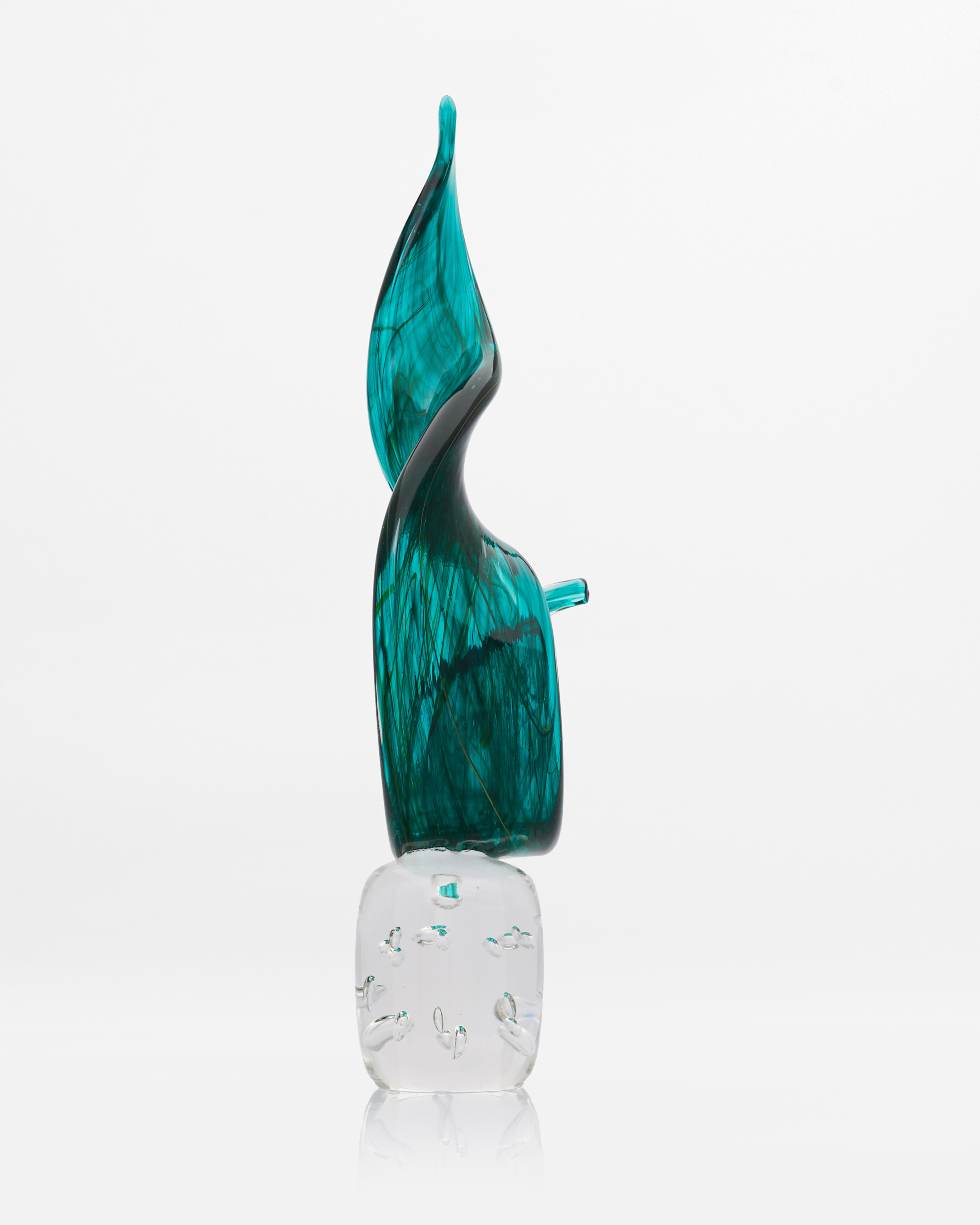 Front view of Aeris Wave Flow Decor showcasing smooth glass curves and refined sculptural form