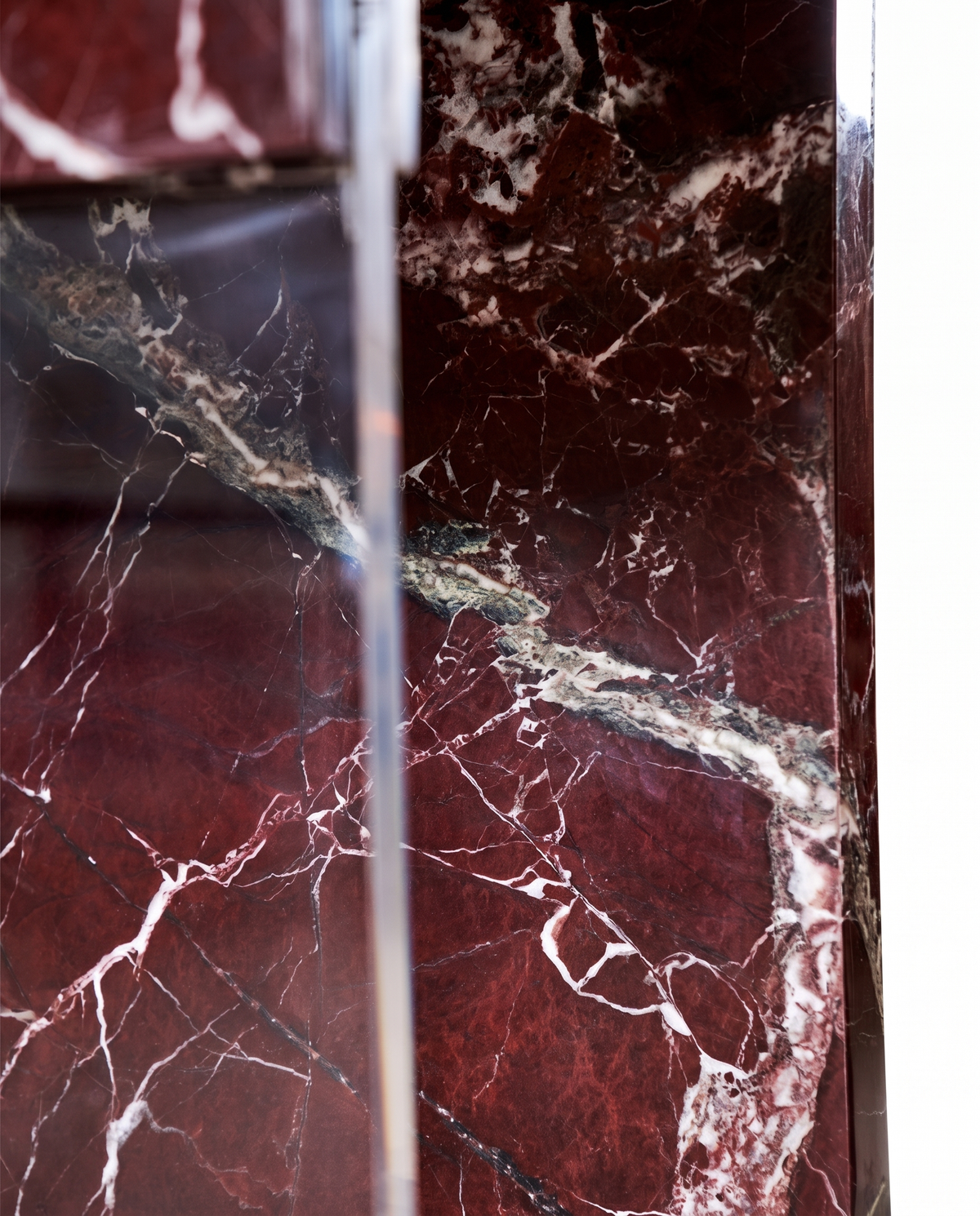 Petram Air Pedestal - Transparent Maroon