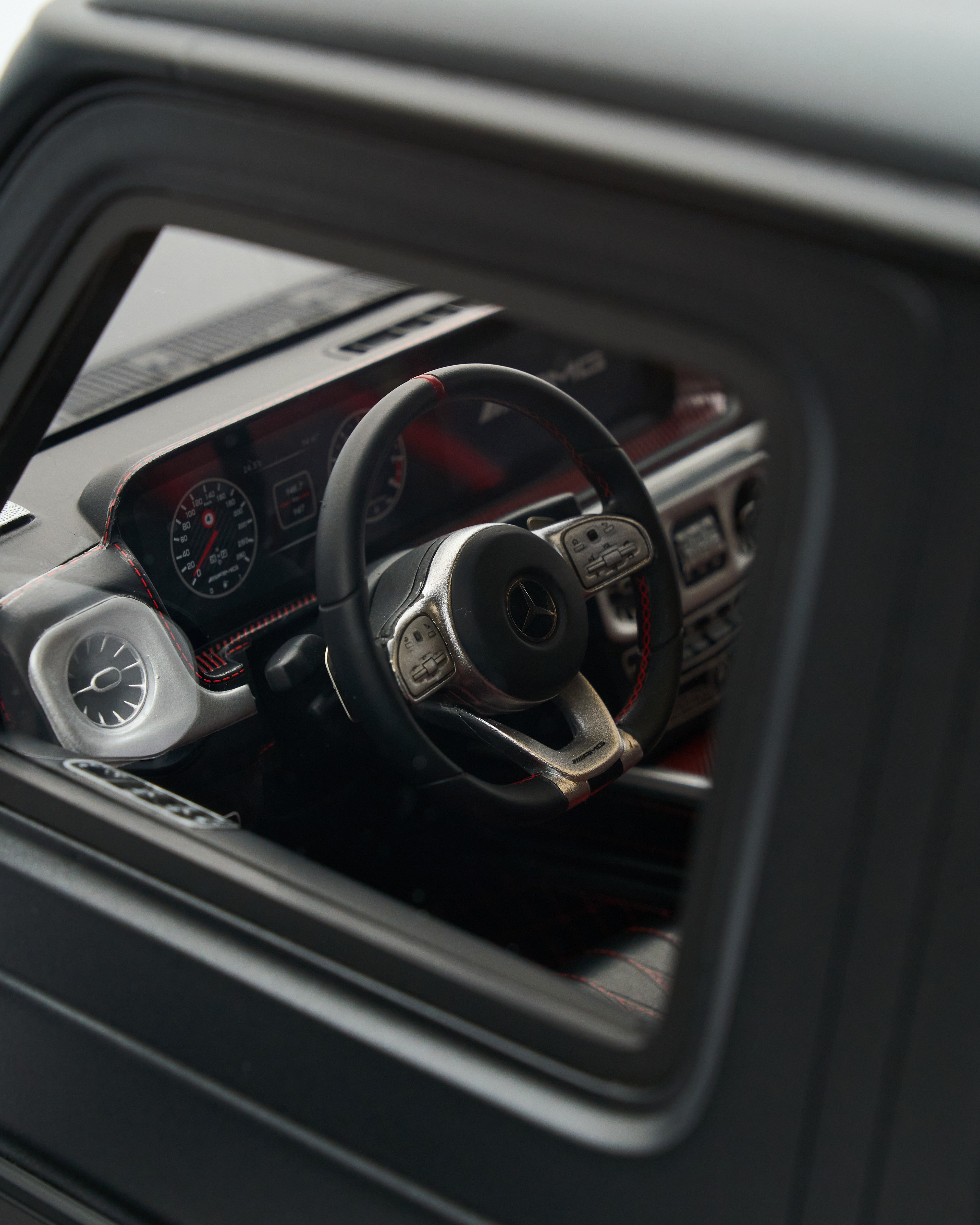 MINICHAMPS Mercedes AMG G63 2018 Edition(02/99) Matte Black 1:8 Scale Model