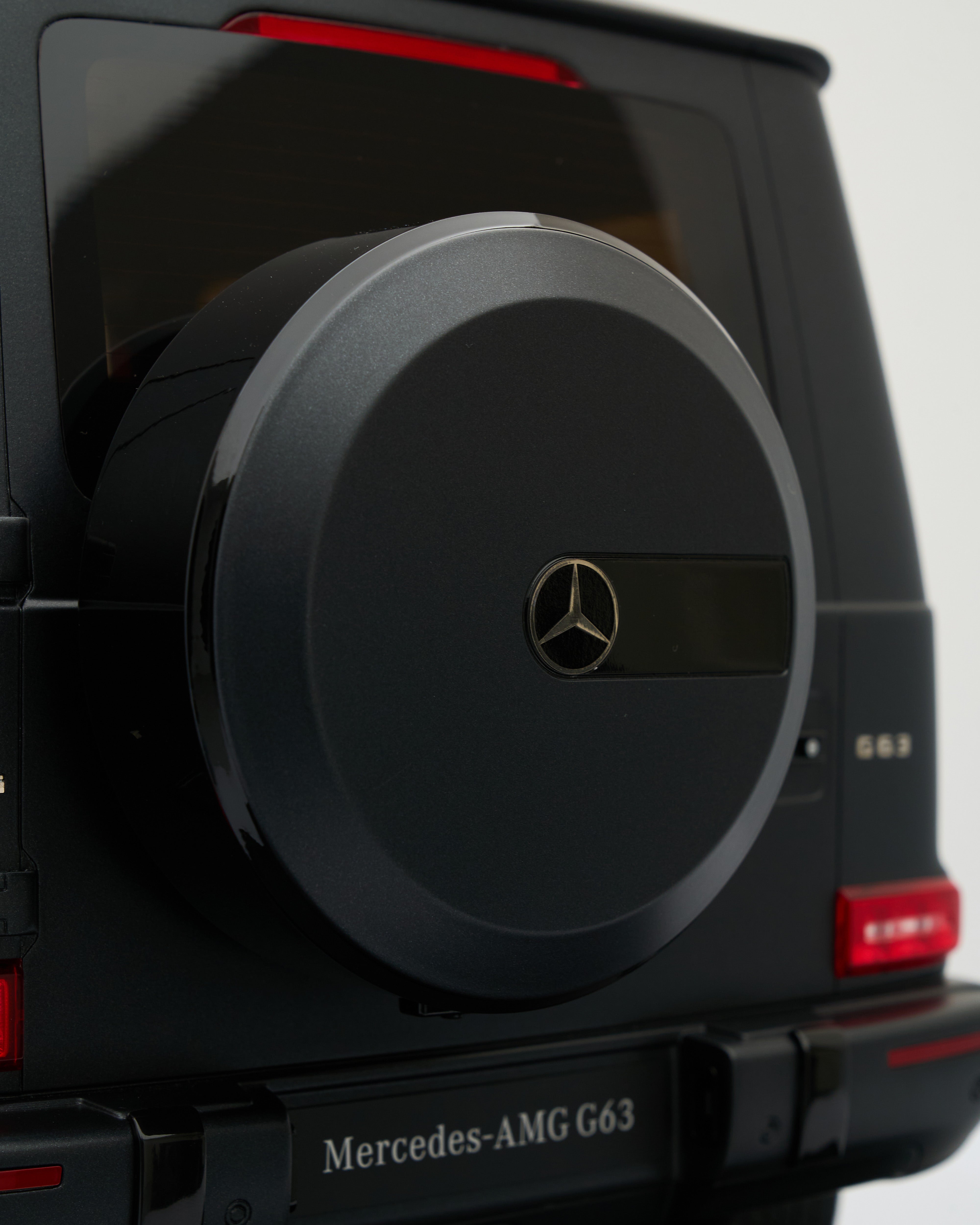 MINICHAMPS Mercedes AMG G63 2018 Edition(02/99) Matte Black 1:8 Scale Model