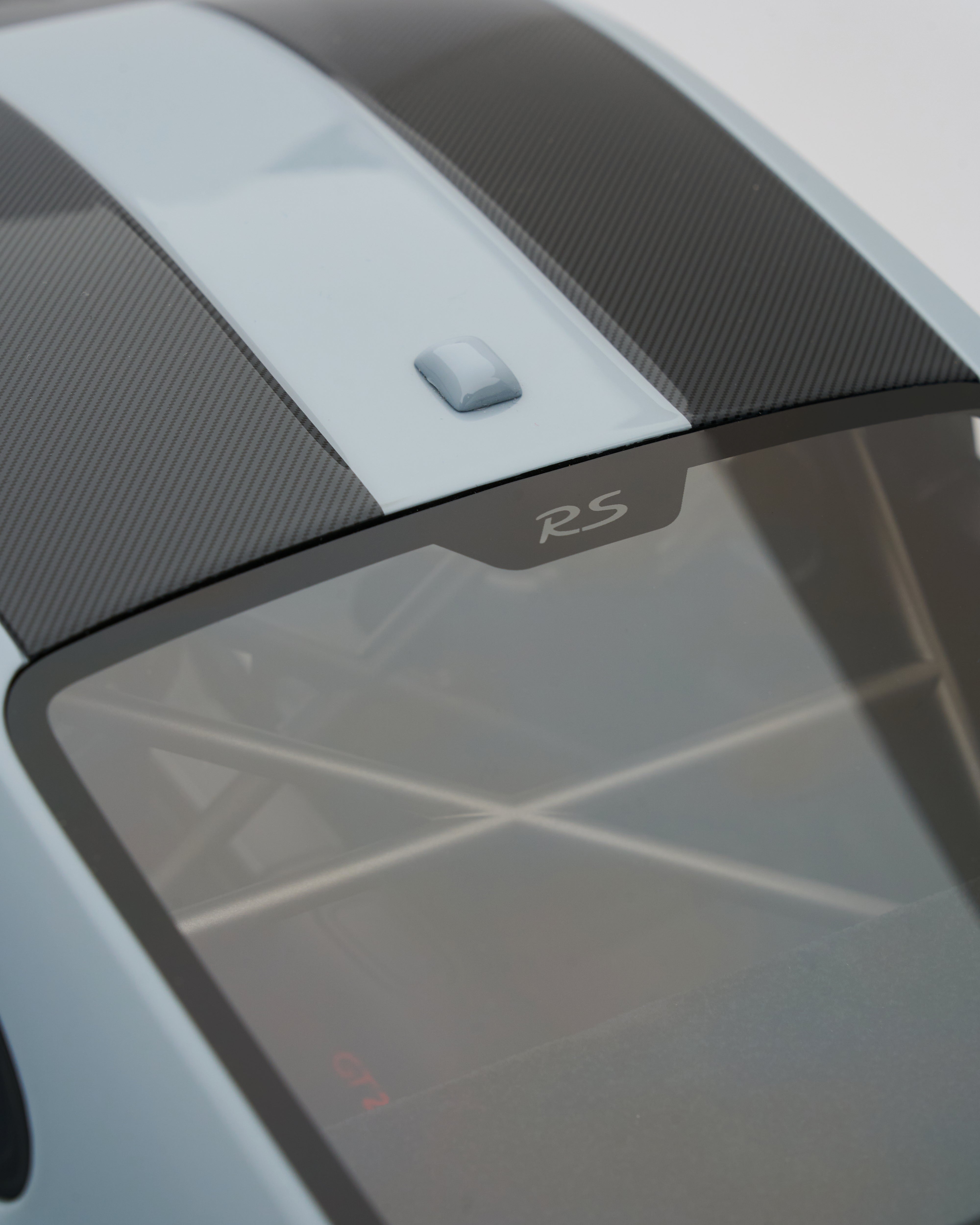 Car roof with 'RS' badge on a blurred background