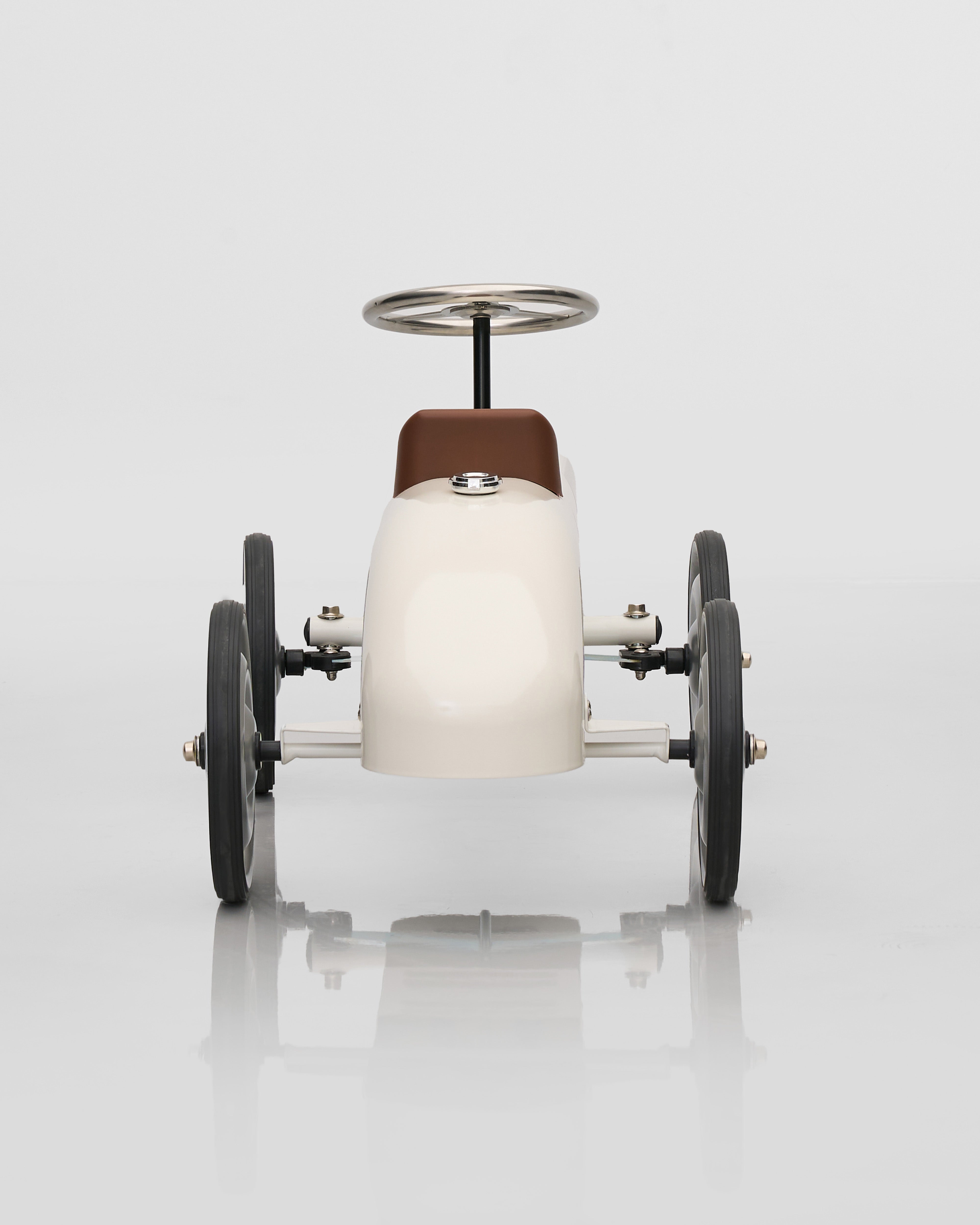 Lamp designed like a vintage car on a white background
