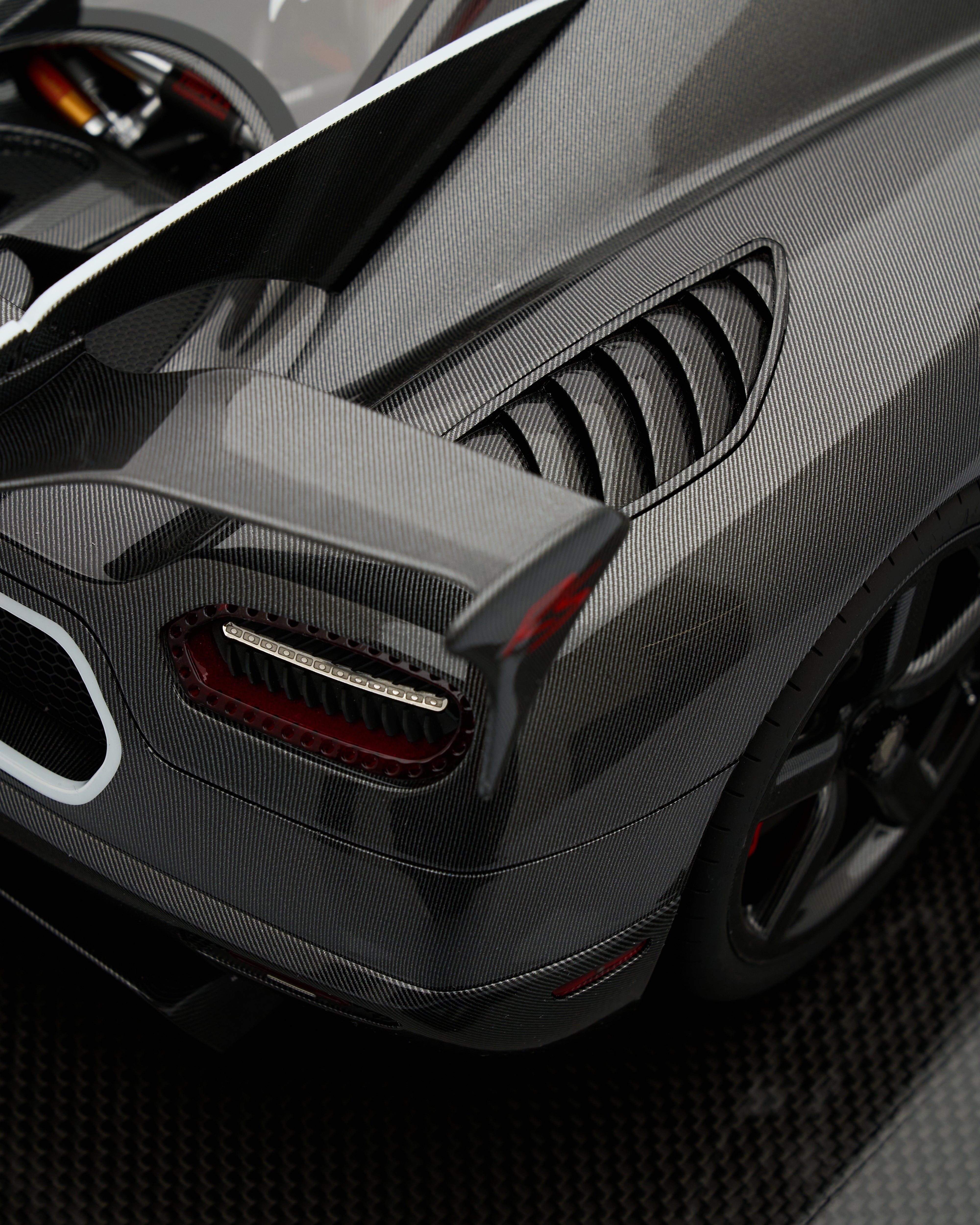 Koenigsegg Agera RS Draken 7137 (50/50) 1:8 Scale Model