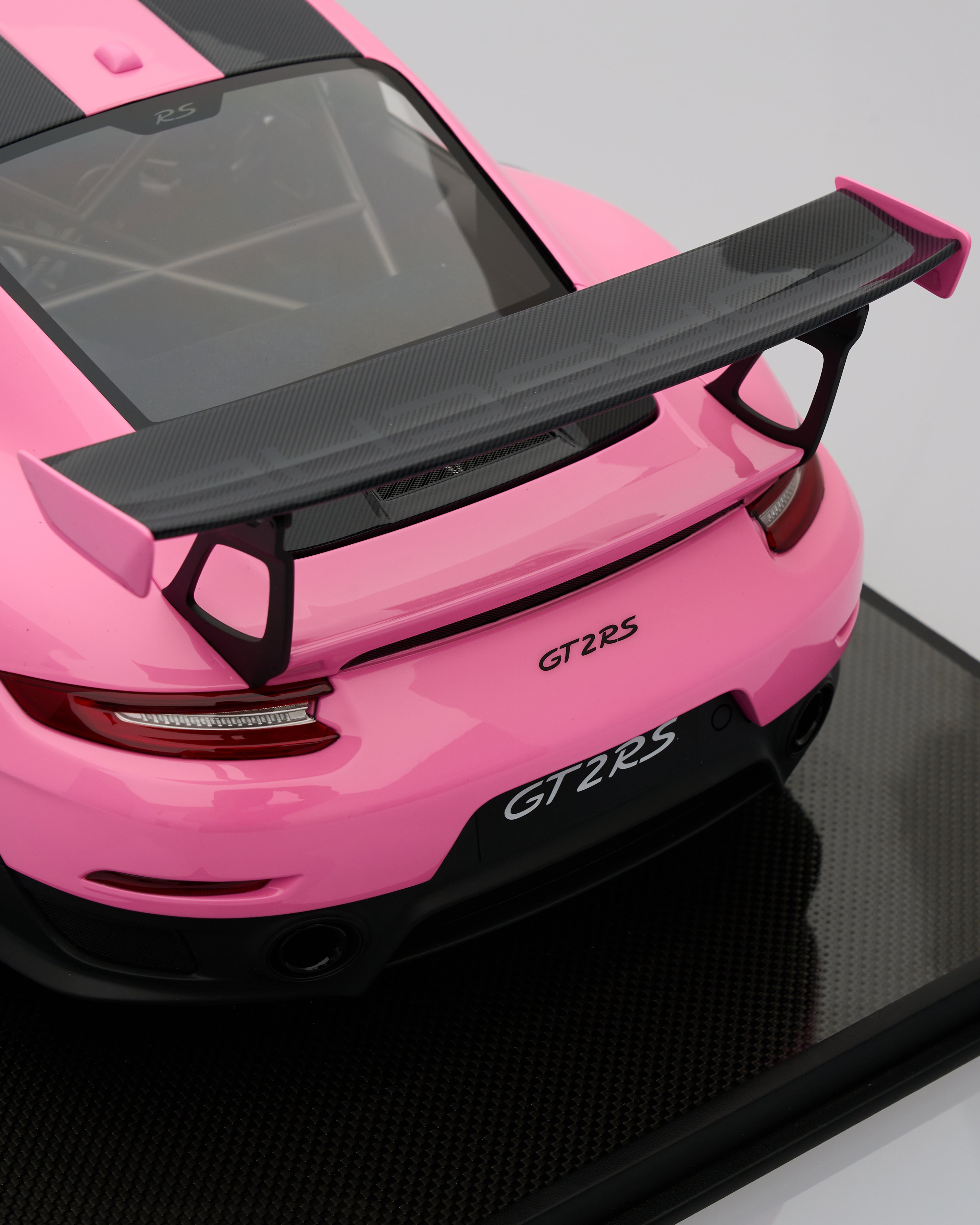 Porsche 911 GT2RS Gloss Pink Limited Edition (01/20)1:8 Scale Model