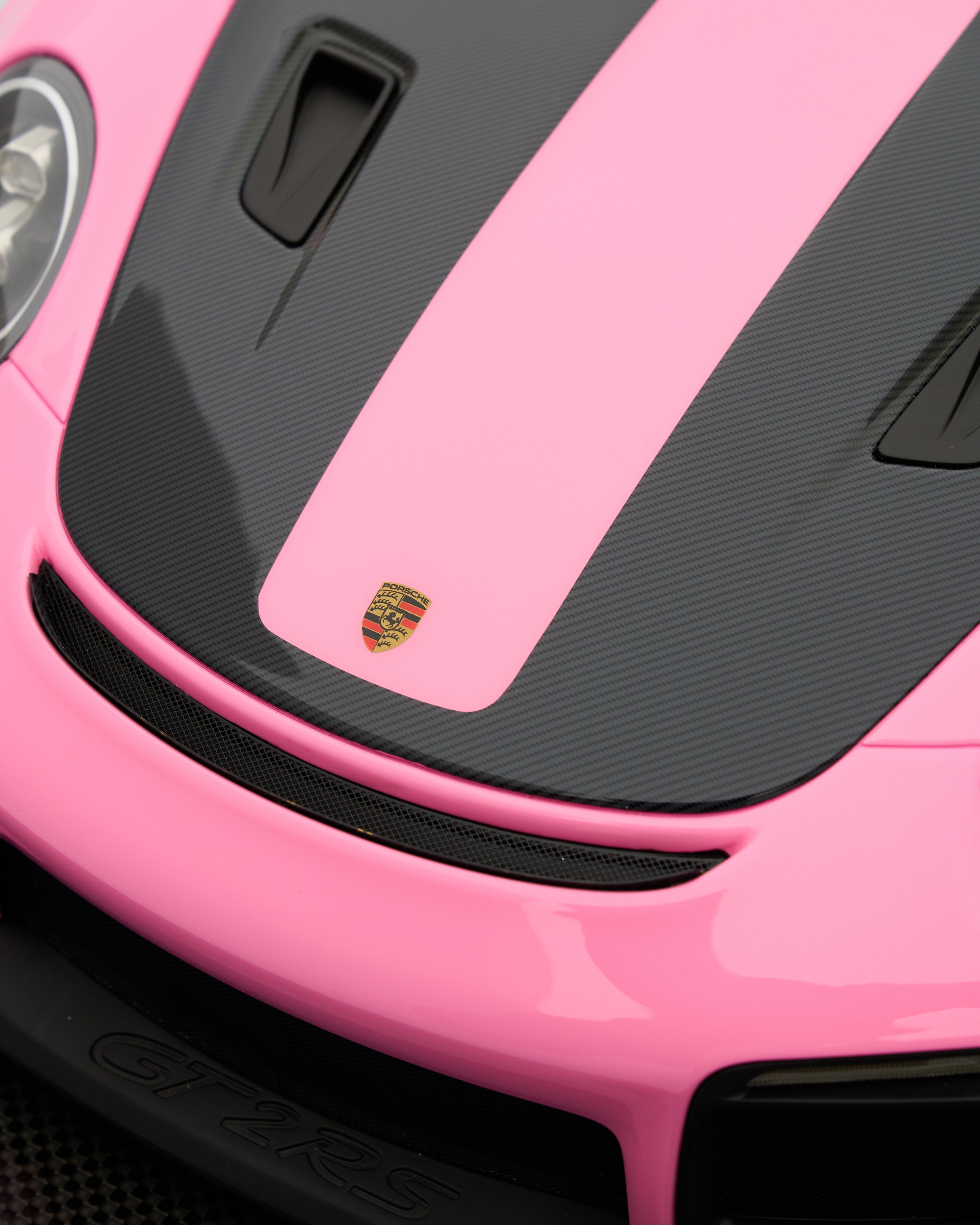Porsche 911 GT2RS Gloss Pink Limited Edition (01/20)1:8 Scale Model